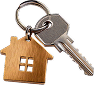 Металлический ключ на брелоке с деревянной ключницей в форме домика с четырьмя вырезами для окон — идеальный вариант для владельцев каркасных домов в Подольске или тех, кто любит дома из бруса.